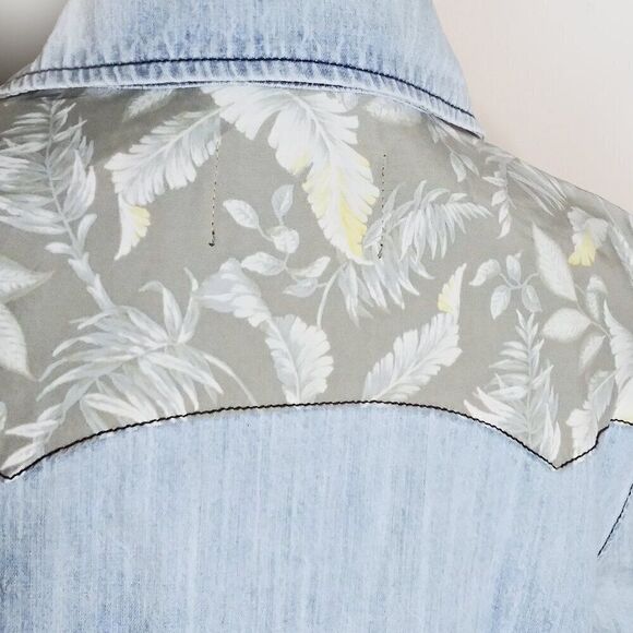 SANDRINE ROSE Western Floral Chambray Denim Top Pearl Snap Pockets Light Wash S - Picture 9 of 13